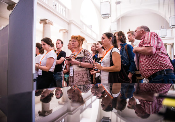 Mehrere Menschen stehen vor einer Metaplan-Wand.