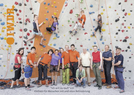 Verschiedene Menschen, alt und Jung, mit und ohne Behinderunf stehen vor einer Kletterwand oder sind an der Wand.