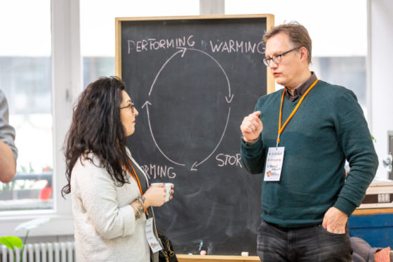 Sessiongeber Florian Stenzel mit einer Teilnehmerin