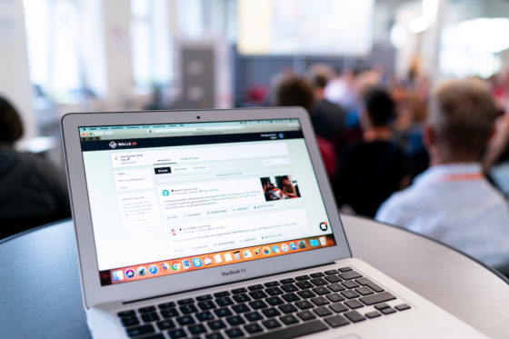 Ein aufgeklappter Laptop