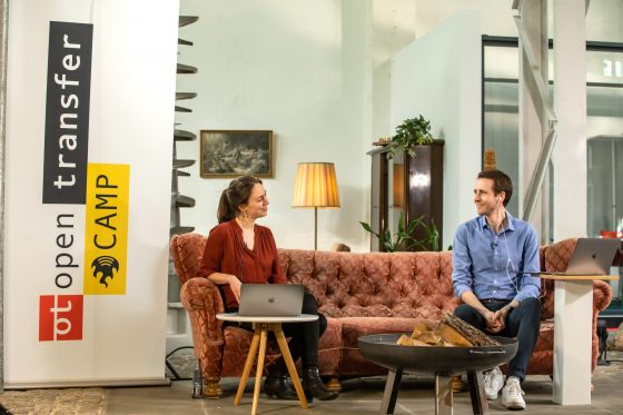 Nora und Sebastian sitzen auf einer Couch während des openTransfer Barcamps #Zukunft in Braunschweig.